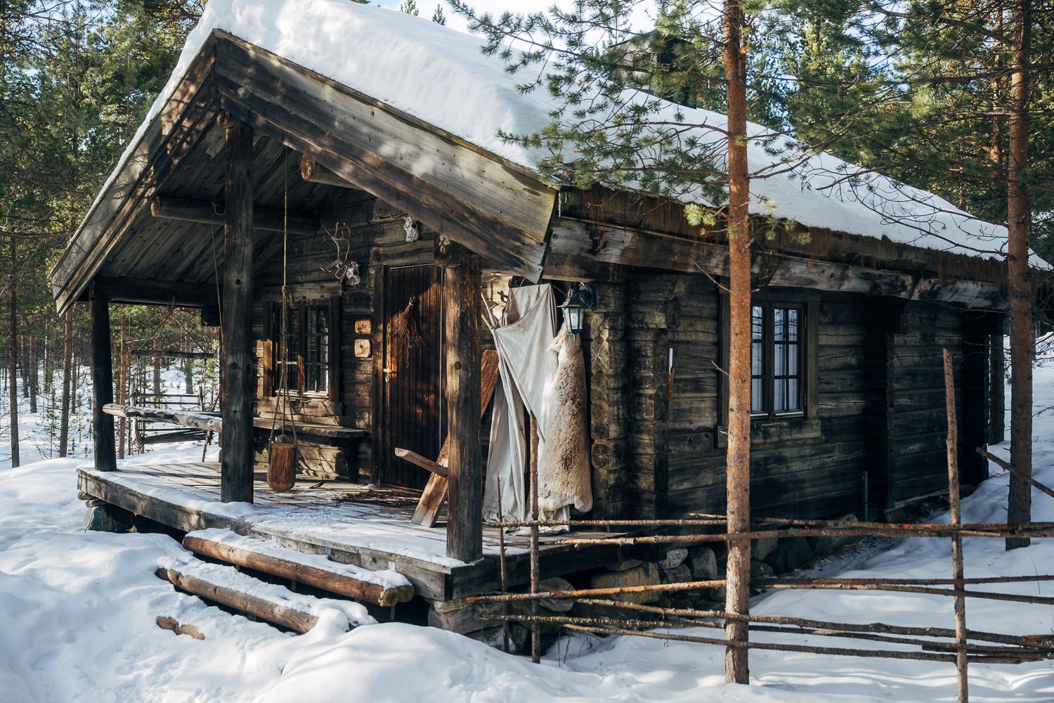 Snow on the roof and hides by the door — Biiga from the path