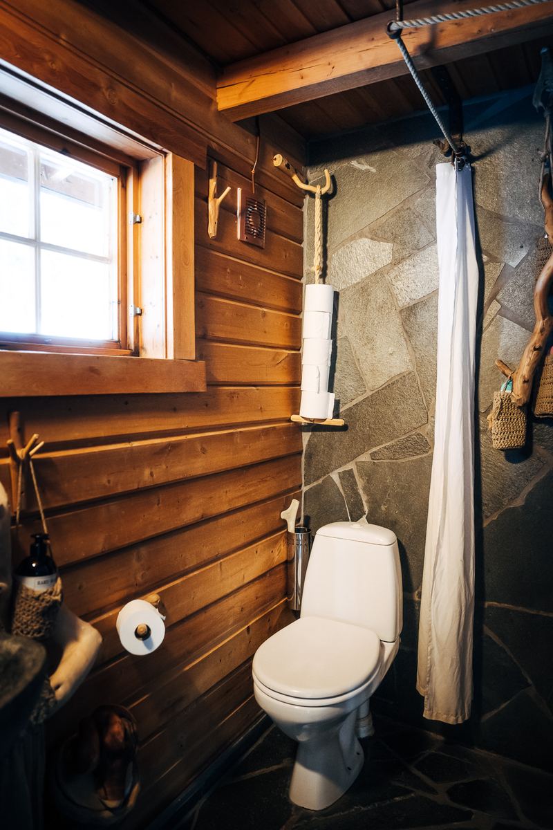 Danskar's own bathroom with a slate wall