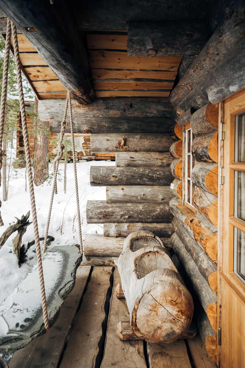 The porch of Verdde under falling snow