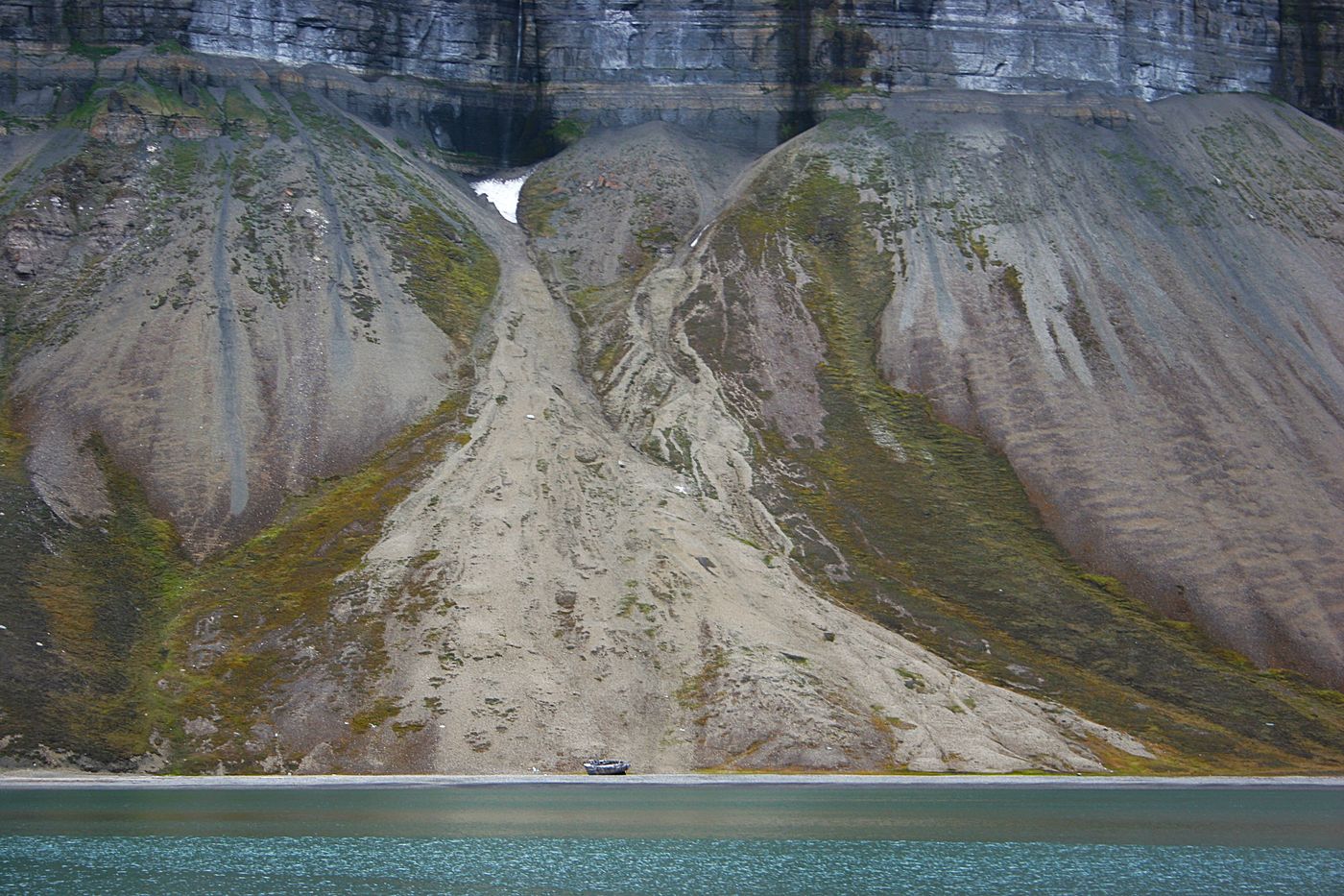 Old ship wreck in Skansbukta