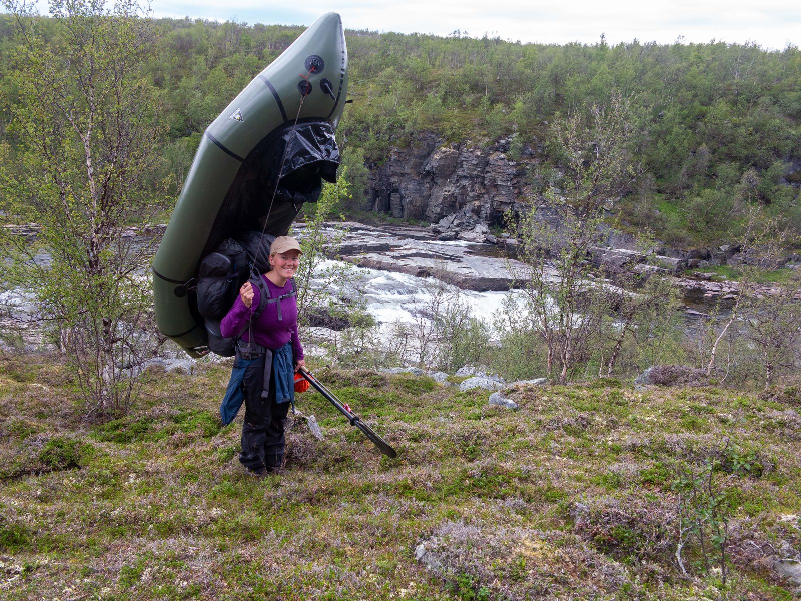 The raft weighs 2.5 kg